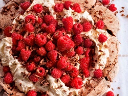 Шоколадова торта Павлова със сметана и малини - снимка на рецептата